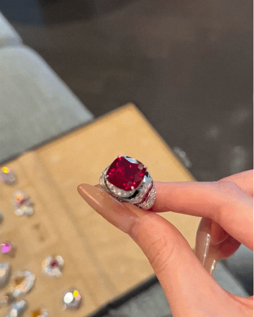 Inel Crimson Throne Cushion